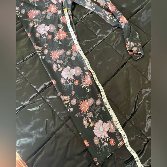 SO Black Floral Print Sporty 7/8 Leggings Crossover Waistband Size Medium - Picture 7 of 10